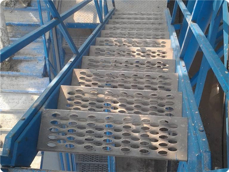 樓梯防滑踏步板（鱷魚嘴孔型）圖