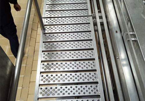 圓孔防滑踏步板樓梯應用